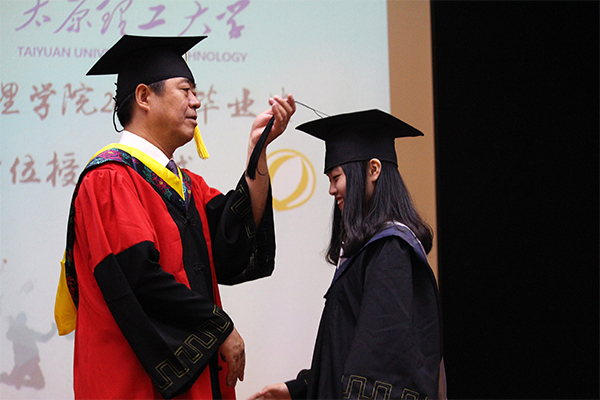 菲律宾欧博官网举行2017年毕业典礼暨学位授予仪式 菲律宾欧博官网举行2017年毕业典礼暨学位授予仪式